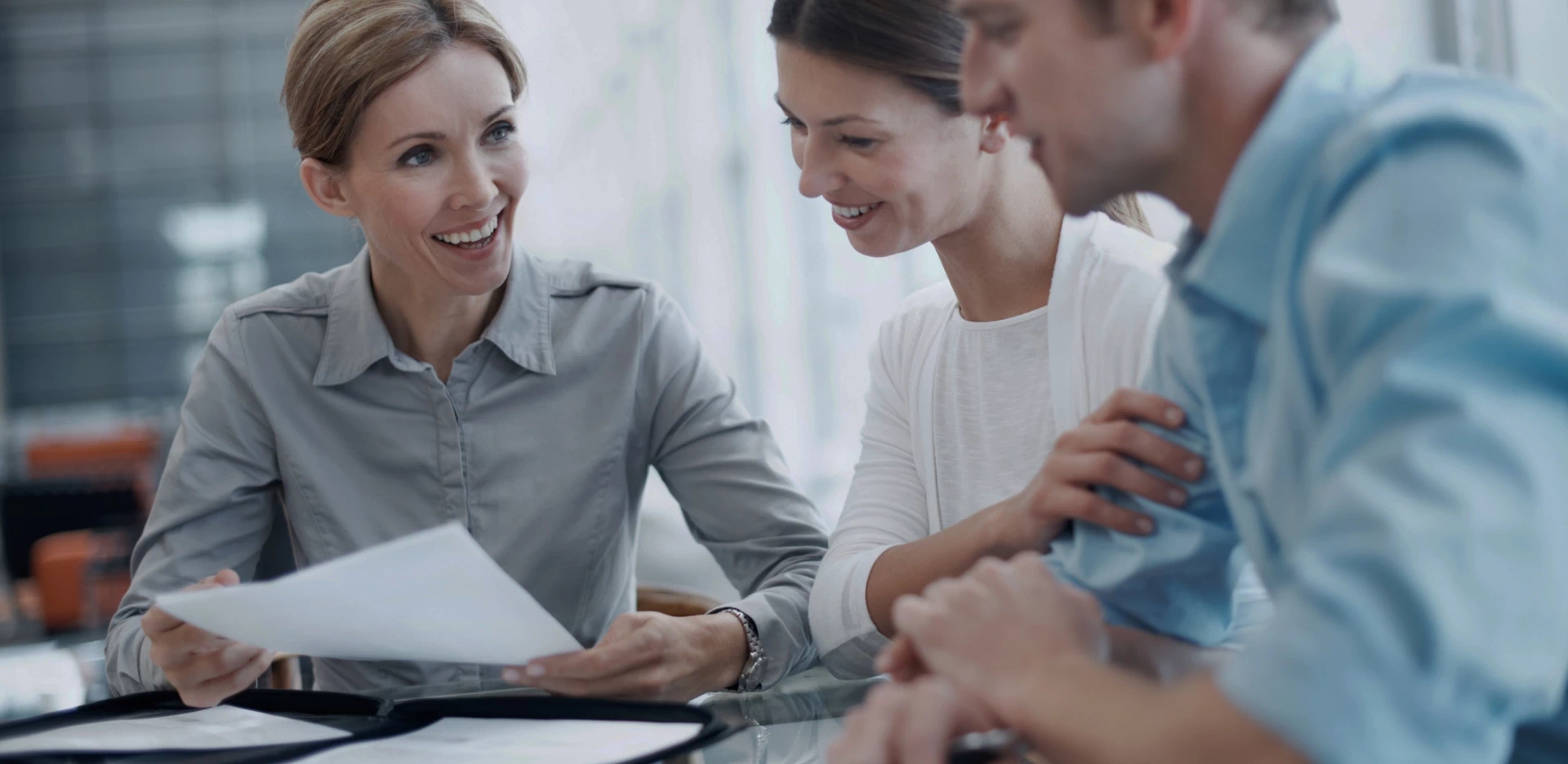 kobieta prezentuje dokumenty